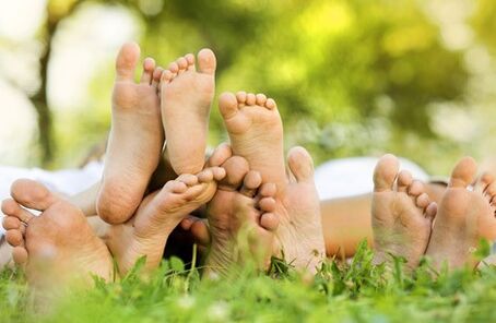 Η επαφή με τα πόδια άλλων ανθρώπων μπορεί να προκαλέσει μυκητιασική λοίμωξη