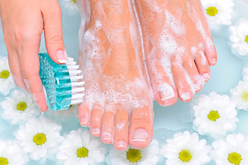 Το τακτικό πλύσιμο των ποδιών σας είναι ένας πολύ καλός τρόπος για την πρόληψη του μύκητα των νυχιών
